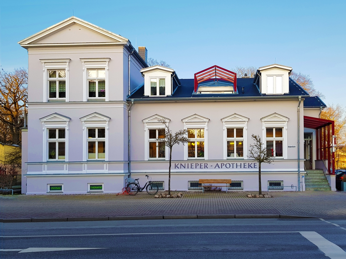 Die Knieper-Apotheke. In neuem Anstrich nach einer grundlegenden Gebäudesanierung 2017.