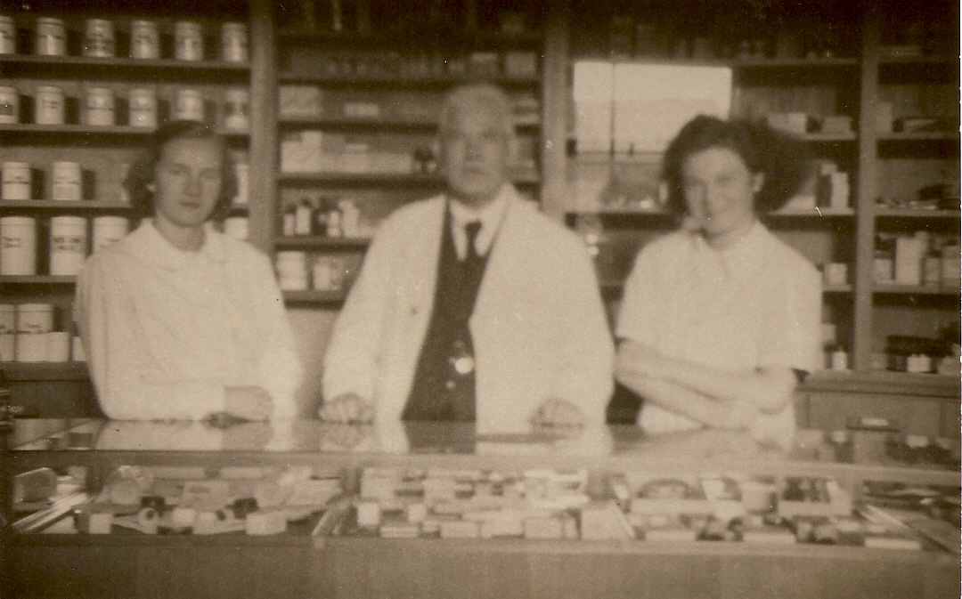 Gestern... Der Gründer der Knieper-Apotheke, Herr Apotheker August Herré mit zwei Angestellten am Handverkaufstisch. (ca. 1948)