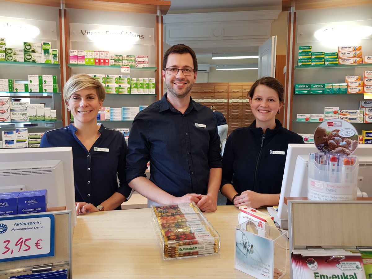 Heute... Der Filialleiter Dr. Neumann mit zwei Pharmazeutisch-technischen Assistenten am Handverkaufstisch. (2018)