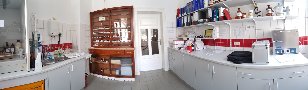 Das Labor – Ort der Arzneimittelprüfung und Qualitätskontrolle. Auch hier die Kombination von altem Drogenschrank und moderner Laborausstattung.